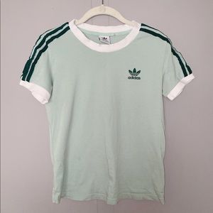 Adidas 3 striped shirt💙